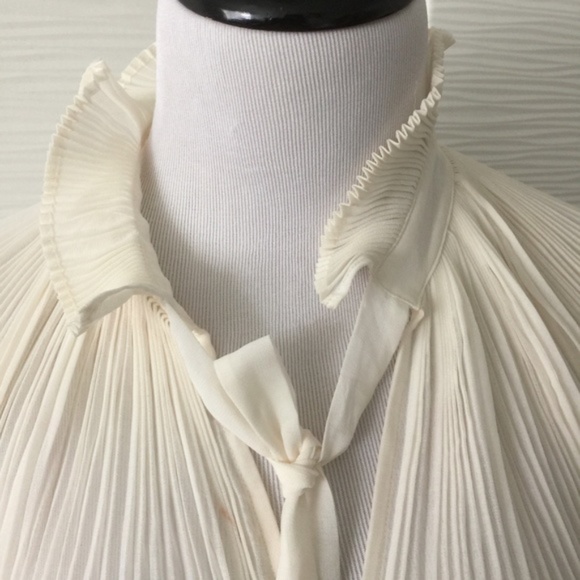 NWT Bebe Ribbon Tie Pleated Blouse, size Small - Picture 5 of 8